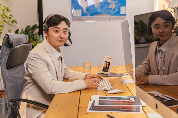 통신사 상담원과 고객 통화 중