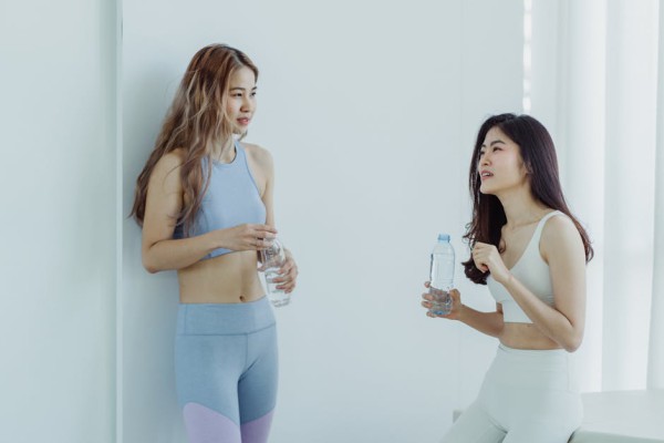 물병 옆 단백질 아침식사