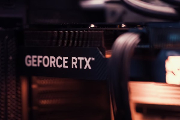 NVIDIA H100 칩셋 내부