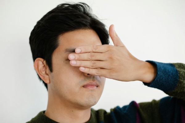 눈감고명상하는사람