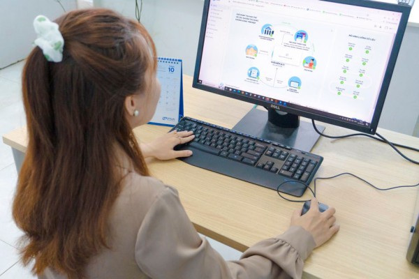복잡한 서류와 화면 속 상담 예약 시스템