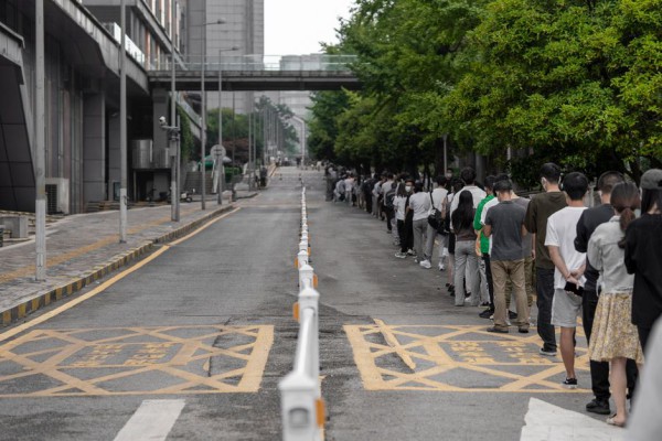 은행 창구 앞 줄 선 중년 남녀