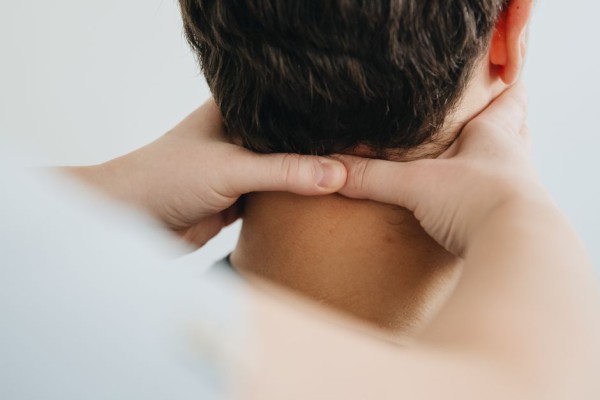 목과 턱 주변 림프절 마사지하는 손
