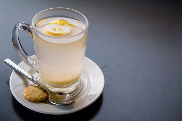 생강차와 레몬물이 담긴 유리잔